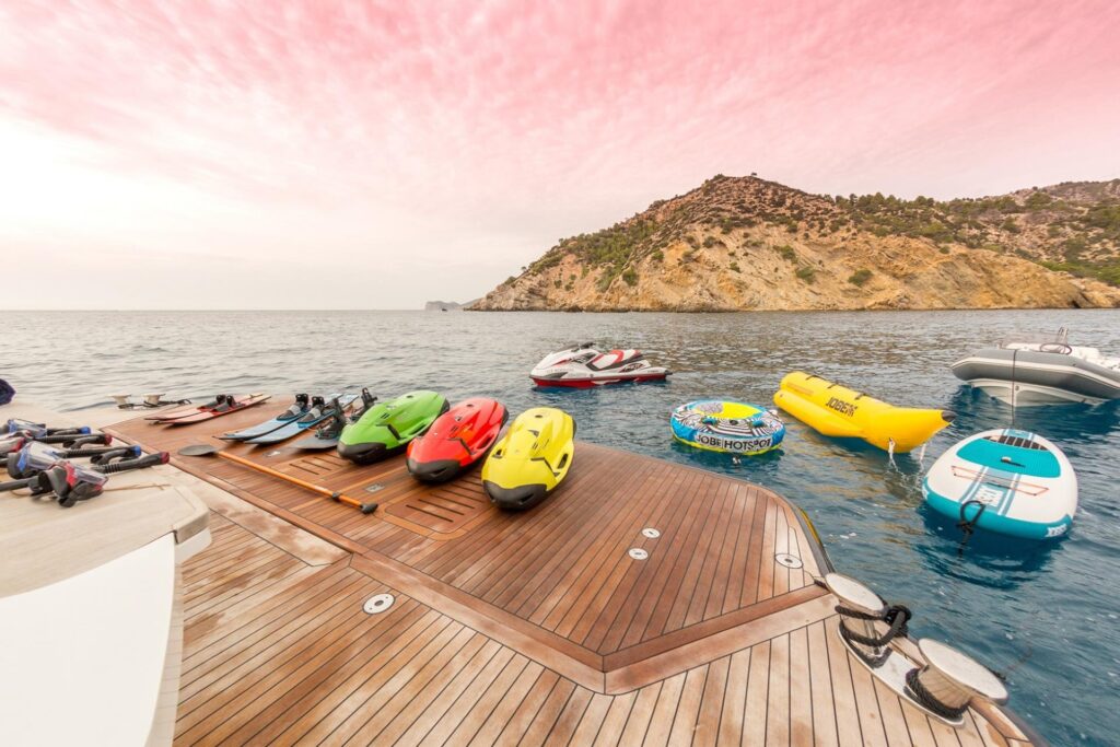 Alquiler de barcos y yates de lujo en Ibiza. Barcos baratos de alquiler en Ibiza.