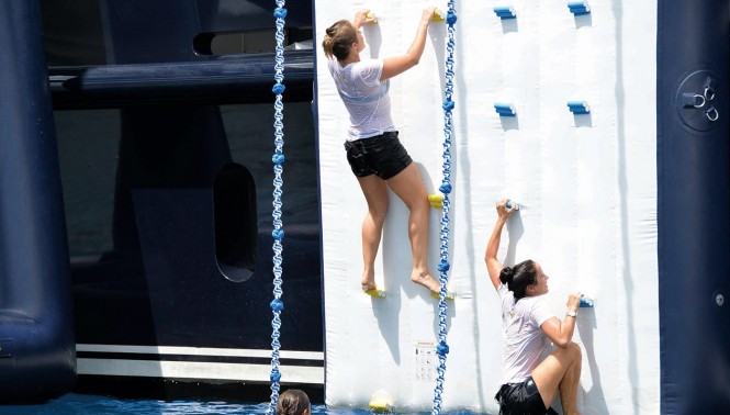 Juguetes acuáticos a bordo de un yate de lujo